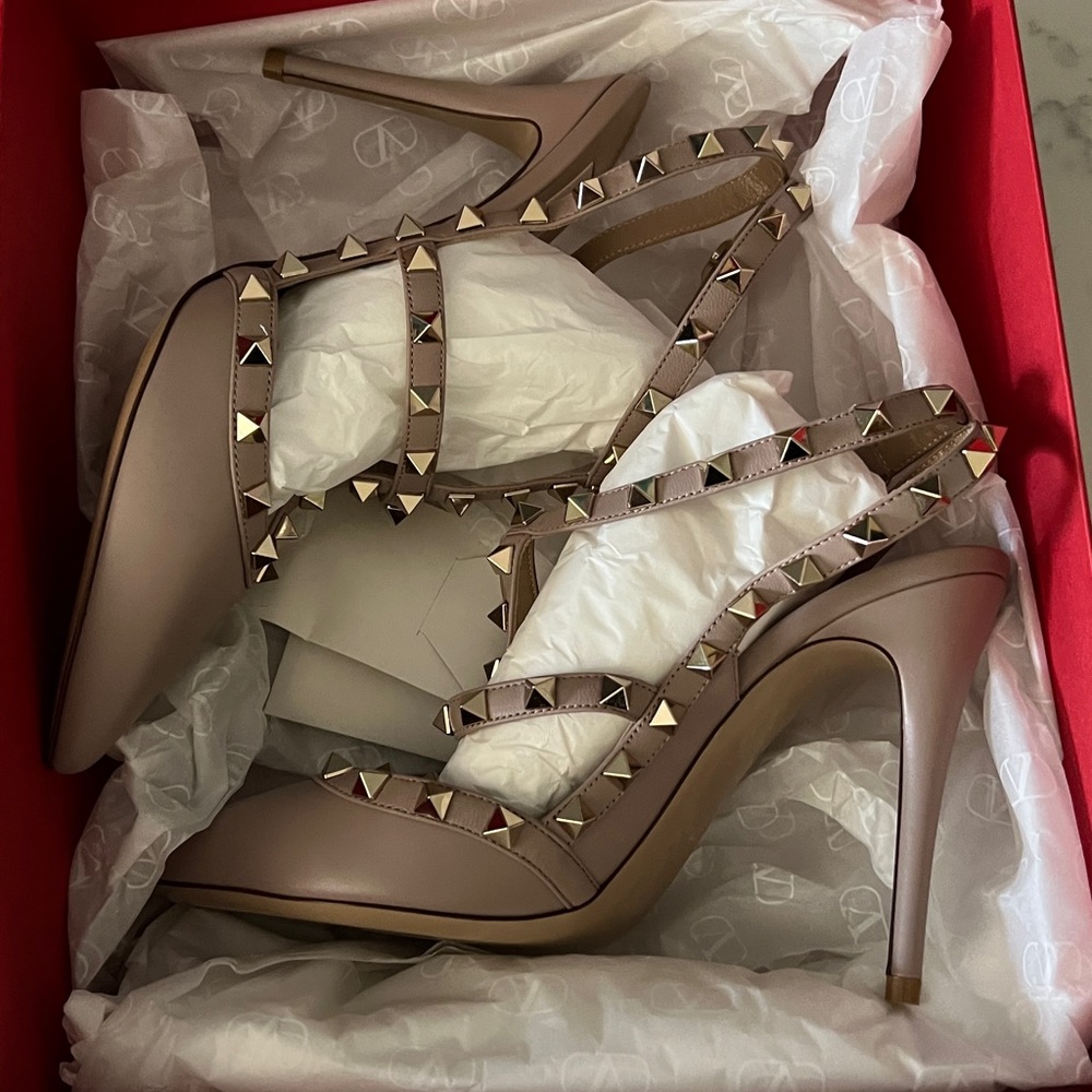 Valentino Garavani Rockstud Ankle Strap pump in calfskin leather  size 39
